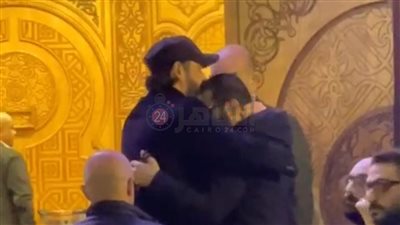 كريم عبد العزيز والمنتج محمد السعدي يقدمان واجب العزاء في شقيق أحمد حلمي