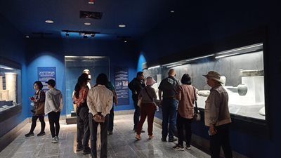  بعد افتتاحه.. استمرار توافد الزائرين الأجانب والمصريين على متحف إيمحتب | صور 