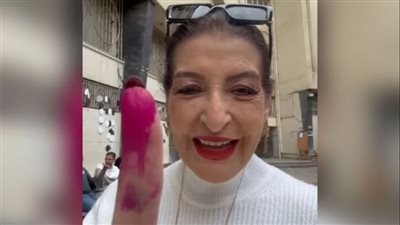 كل واحد ينزل يستخدم حقه الدستوري.. ليلى عز العرب تدلي بصوتها الانتخابي