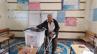 أبرز مشاهد اليوم الأول للانتخابات بسوهاج.. سيدات يزاحمن الرجال ومسنون يقطعون المسافات على الأقدام