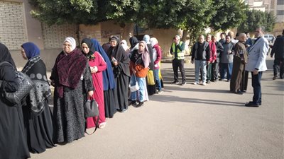 واقفين طابور.. توافد المواطنين للأدلاء بأصواتهم في الانتخابات الرئاسية بشبرا الخيمة| صور 