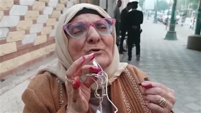 مسنة تدلي بصوتها في الانتخابات الرئاسية بالمنيا: انتخبت السيسي وبصمتله بالعشرة | بث مباشر