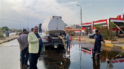 أمطار غزيرة بسفاجا.. ورئيس المدينة يشرف على سحب المياه أمام اللجان الانتخابية| صور