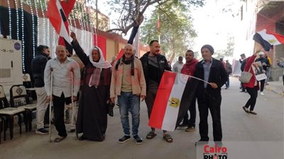 بالعكاز والكراسي المتحركة.. مُسنون على أبواب لجان ثاني أيام الانتخابات الرئاسية