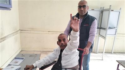 الداخلية تستجيب لمواطن من ذوي الاحتياجات الخاصة وتنقله لمقر لجنته الانتخابية للإدلاء بصوته في عين شمس