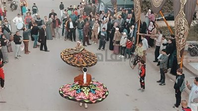 بالتنورة والمزمار البلدي.. شابان يبدعان في الفنون الشعبية أمام لجان الانتخابات بكفر الشيخ| صور 