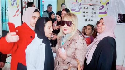 نادية الجندي بعد الإدلاء بصوتها: المصريون اجتمعوا على قلب رجل واحد.. دي جينات شعبنا