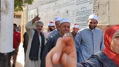 بالعمة والقفطان.. رجال الأزهر يُشاركون في الانتخابات الرئاسية بالعاشر من رمضان | صور