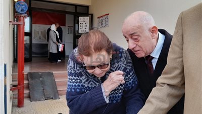 رغم طعنهما في السن.. طبيب وزوجته يسافران من هولندا لمصر للإدلاء بصوتيهما: حبينا ننتخب وسط أهلنا وناسنا