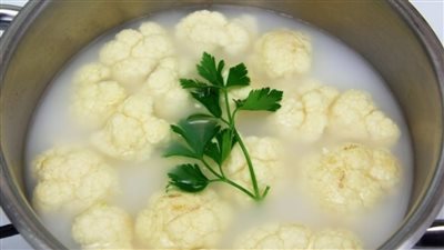 وداعًا للرائحة الكريهة.. ماذا نضع في مياه سلق القرنبيط لطعم شهي؟