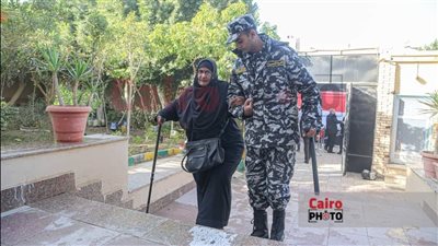 في ثاني أيامها.. مسنة بعكاز وأخرى بقدم مكسورة تشاركان في الانتخابات الرئاسية 