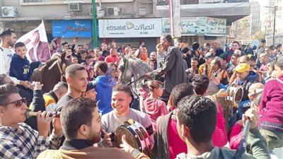 بالخيول والشماريخ.. أهالي المنيا يحتفلون بالعرس الانتخابي أمام اللجان