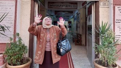 بصمت بالعشرة.. مسنة منياوية تدلي بصوتها في الانتخابات الرئاسية: تحيا مصر