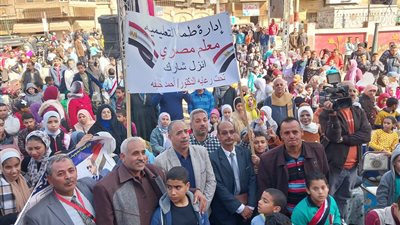 انزل شارك.. مسيرة لطلاب ومعلمي التربية والتعليم بسوهاج في ثاني أيام الانتخابات الرئاسية