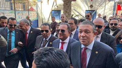 المرشح الرئاسي حازم عمر يتفقد مقر اللجنة الانتخابية بـمدرسة جيل 2000 في مدينة السادس من أكتوبر| صور 