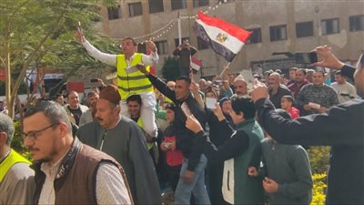 شمال يمين بنحب السيسي كتير.. الهتافات تهز لجان الانتخابات بالمنوفية| صور