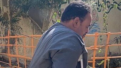 بعكازين.. مواطن أقصري مبتور القدم يدلي بصوته في الانتخابات: المشاركة واجب وطني | صور