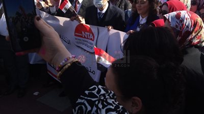 بأعلام مصر.. محافظ المنيا يقود مسيرة حاشدة لحث المواطنين على المشاركة في الانتخابات