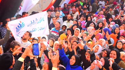 حشود سيدات القليوبية بالإعلام أمام اللجان للمشاركة في الانتخابات الرئاسية |صور