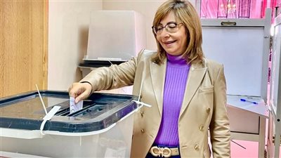 لميس الحديدي تدلي بصوتها في الانتخابات الرئاسية بلجنة الوافدين داخل مدينة الإنتاج الإعلامي