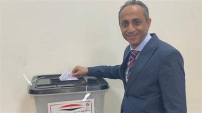 مستشار وزير التجارة والصناعة للاتصال المؤسسي وشئون المجالس النيابية يدلي بصوته في الانتخابات الرئاسية
