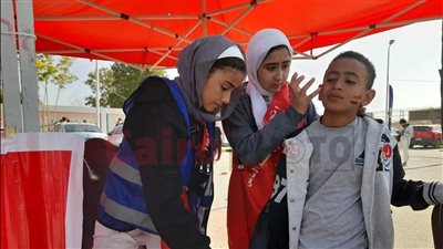 انتخابات الرئاسة 2024.. اتحاد الطلاب يتطوع برسم علم مصر للصغار بالتجمع الأول وحشد كبير لمنتسبي جامعة القاهرة