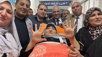 مركبة شرائح ومسامير.. الإسعاف تنقل مسنة أصرت على الإدلاء بصوتها في الانتخابات الرئاسية بالمنوفية