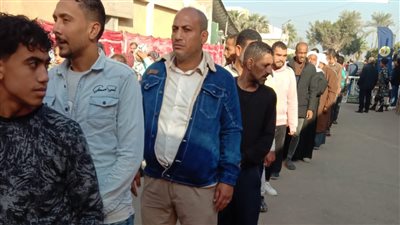 واقفين طوابير.. احتشاد السيدات والرجال بالقليوبية أمام اللجان للمشاركة في الانتخابات الرئاسية | صور
