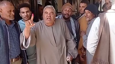 رغم إصابته في حادث.. الفلاح الفصيح يشارك في الانتخابات بقنا: اخترت السيسي علشان يكمل مسيرة التنمية| بث مباشر 