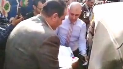 قاضٍ بالقليوبية يخرج من اللجنة لمساعدة سيدة من ذوي الهمم على التصويت في انتخابات الرئاسة |صور