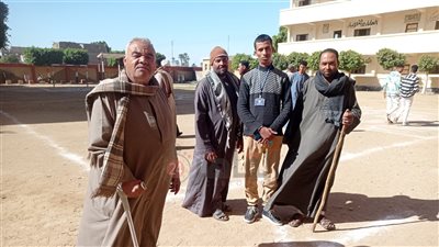 بقدم مكسورة.. الفلاح الفصيح يدلي بصوته في انتخابات الرئاسة بقنا: هنتخب السيسي لو زاحف