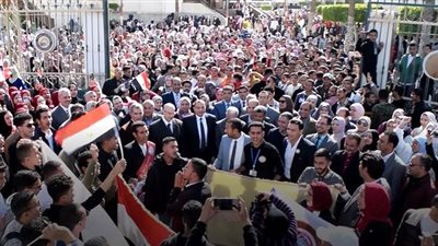 بمشاركة آلاف الطلاب.. رئيس جامعة بني سويف يقود مسيرة للدعوة للمشاركة في الانتخابات