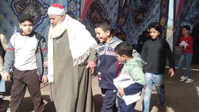 جيل المستقبل.. جد يصطحب أحفاده خلال مشاركته في الانتخابات الرئاسية بالقليوبية