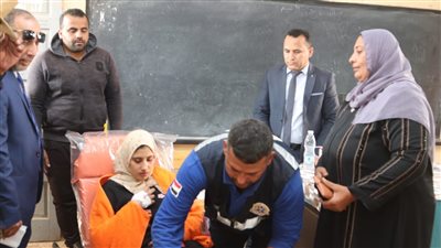 ناخبة على ترولي.. سلوى تدلي بصوتها بعد ساعات من إجراء جراحة بالشرقية | صور