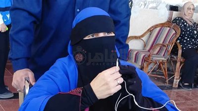 مسنة تصوّت على كرسي متحرك: جاية من العريش لـ المنيا عشان أنتخب السيسي