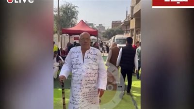 كاتب شعر على ملابسه.. مسن بالعريش بعد الإدلاء بصوته: هنتخب السيسي لحد ما أموت| فيديو 