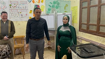 عروسان يلبسان دبلة الخطوبة داخل لجنة الانتخابات بأسيوط