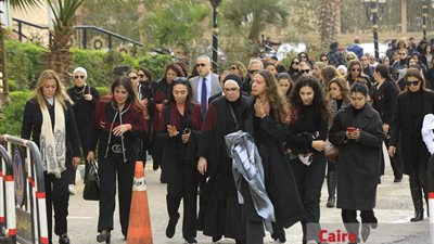 خروج جنازة زوج وزيرة الثقافة السابقة من مسجد الشرطة لتشييعها إلى مقابر الفيوم | صور