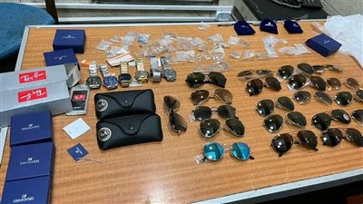 جمارك مطار القاهرة تضبط 5 محاولات تهريب لأسلحة وأقراص مخدرة ونظارات وساعات