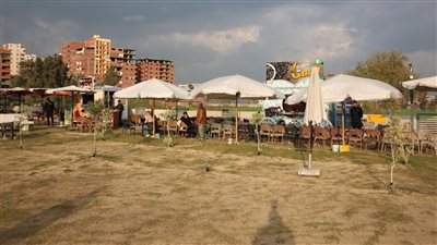 محافظ كفر الشيخ يغلق 4 كافيهات مخالفة بالحديقة المركزية.. ويأمر بمصادرة الإشغالات