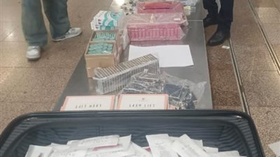 جمارك مطار القاهرة تضبط 8 ركاب حاولوا تهريب مستحضرات تجميل ومستلزمات طب العيون والأسنان