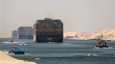 ميرسك تعيد سفن حاويات من البحر الأحمر إلى قناة السويس