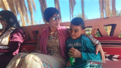 شمس الكويتية تتجول في الفيوم بعباية فلاحي.. وتمازح طفلًا: سيبك من المدرسة مخدناش حاجة من الشهادات