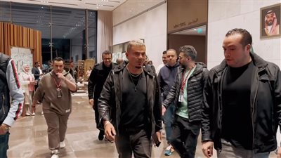 إطلالة كاجوال وحلق.. وصول عمرو دياب إلى السعودية للمشاركة في مهرجان ساوند ستورم