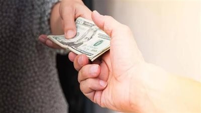 زوجي يحصل على راتبي من 14 سنة ويعاملني معاملة سيئة.. وأمين الفتوى يرد