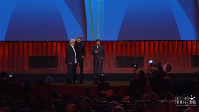 محمد فراج يقدم خيري فرج ومحمد كيلاني على المسرح لتكريمهما في الجونة السنيمائي |صور 