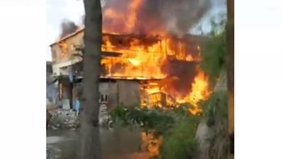 حريق يلتهم معرض سيراميك ويمتد لمنزلين بكفر الشيخ (فيديو)