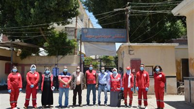 الهلال الأحمر يدعم الأطقم الطبية بمستشفيات العزل بـ4454 قطعة ملابس (صور)
