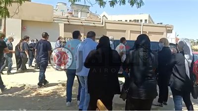 شاهد.. لحظة خروج جثمان الفنان حسن حسني من مستشفى دار الفؤاد (فيديو)