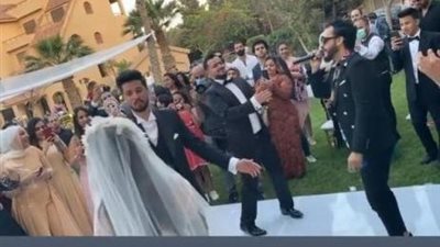 المطرب إيساف يُحيي “فرح كلاسي” داخل فيلا بأكتوبر بحضور نجوم المجتمع وبالمخالفة لمنع التجمعات (صور وفيديو)